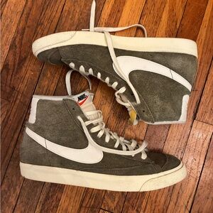 Nike Vintage ‘77 Mid Blazer’s Olive Green Suede sz W9.5